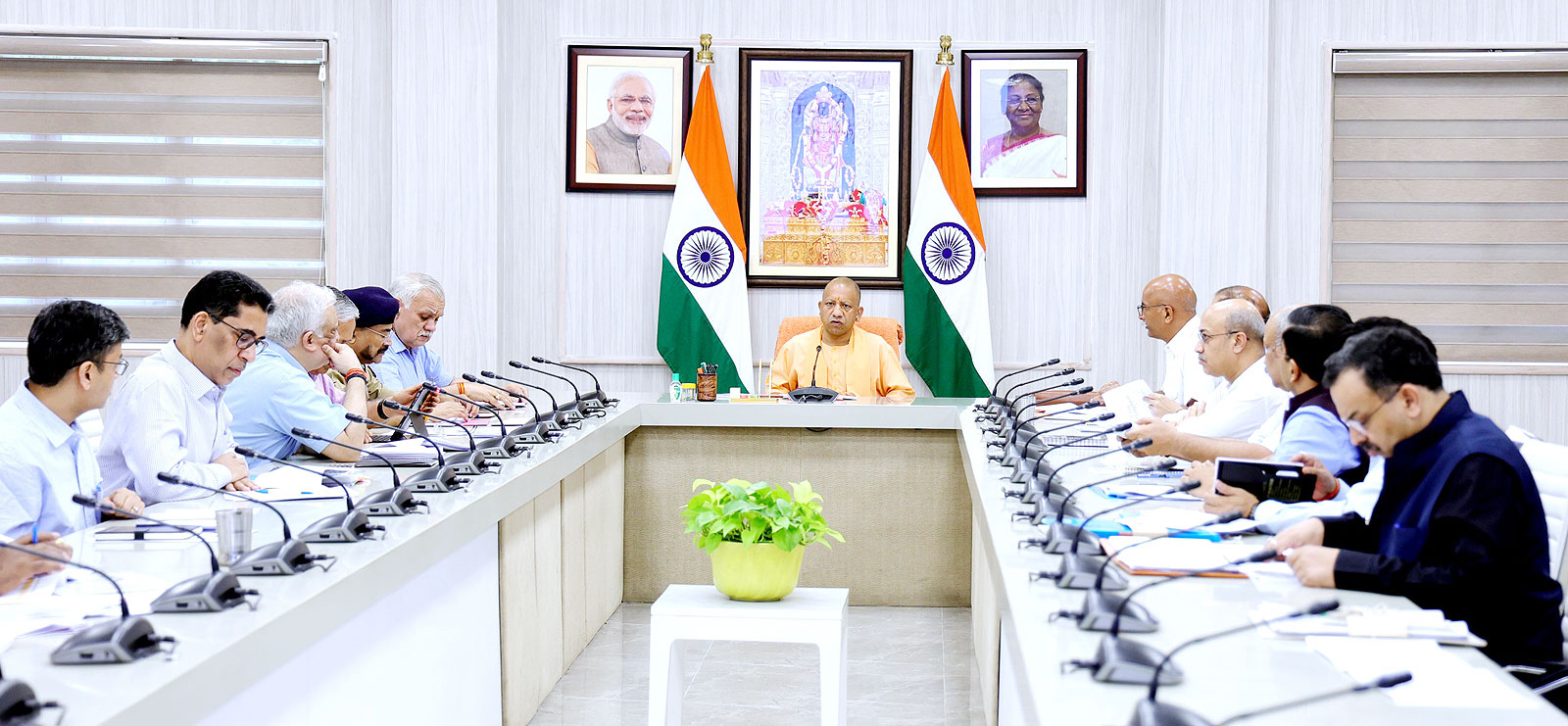 मुख्यमंत्री योगी आदित्यनाथ ने पेपर लीक, सॉल्वर गैंग जैसे अपराधों के लिए सख्त कानून बनाने की जरूरत पर बल दिया