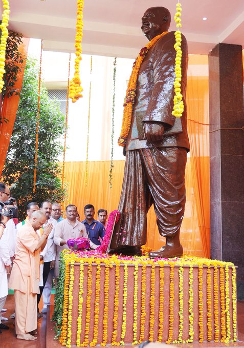 मुख्यमंत्री योगी आदित्यनाथ ने भारतीय जनसंघ के संस्थापक अध्यक्ष डॉ. श्यामा प्रसाद मुखर्जी की पुण्यतिथि पर लखनऊ में हजरतगंज स्थित उनकी प्रतिमा पर पुष्प अर्पित कर श्रद्धांजलि अर्पित की