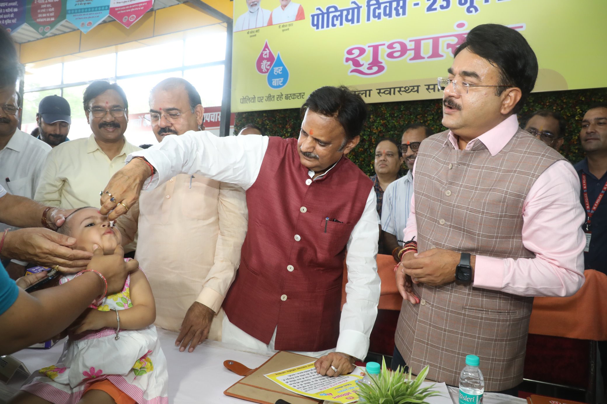 उपमुख्यमंत्री राजेंद्र शुक्ल ने भोपाल में पोलियो ड्राप पिलाकर प्रदेश में राष्ट्रीय पल्स पोलियो अभियान का शुभारंभ किया
