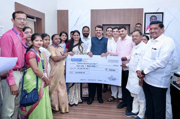 ‘मुख्यमंत्री माझी शाळा, सुंदर शाळा’ अभियानात क्रमांक पटकावणाऱ्या शाळा बक्षिस वितरण