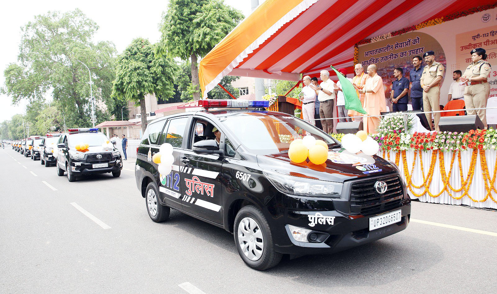 मुख्यमंत्री योगी आदित्यनाथ ने यूपी-112 द्वितीय चरण के तहत उच्चीकृत पीआरवी को हरी झण्डी दिखाकर रवाना किया