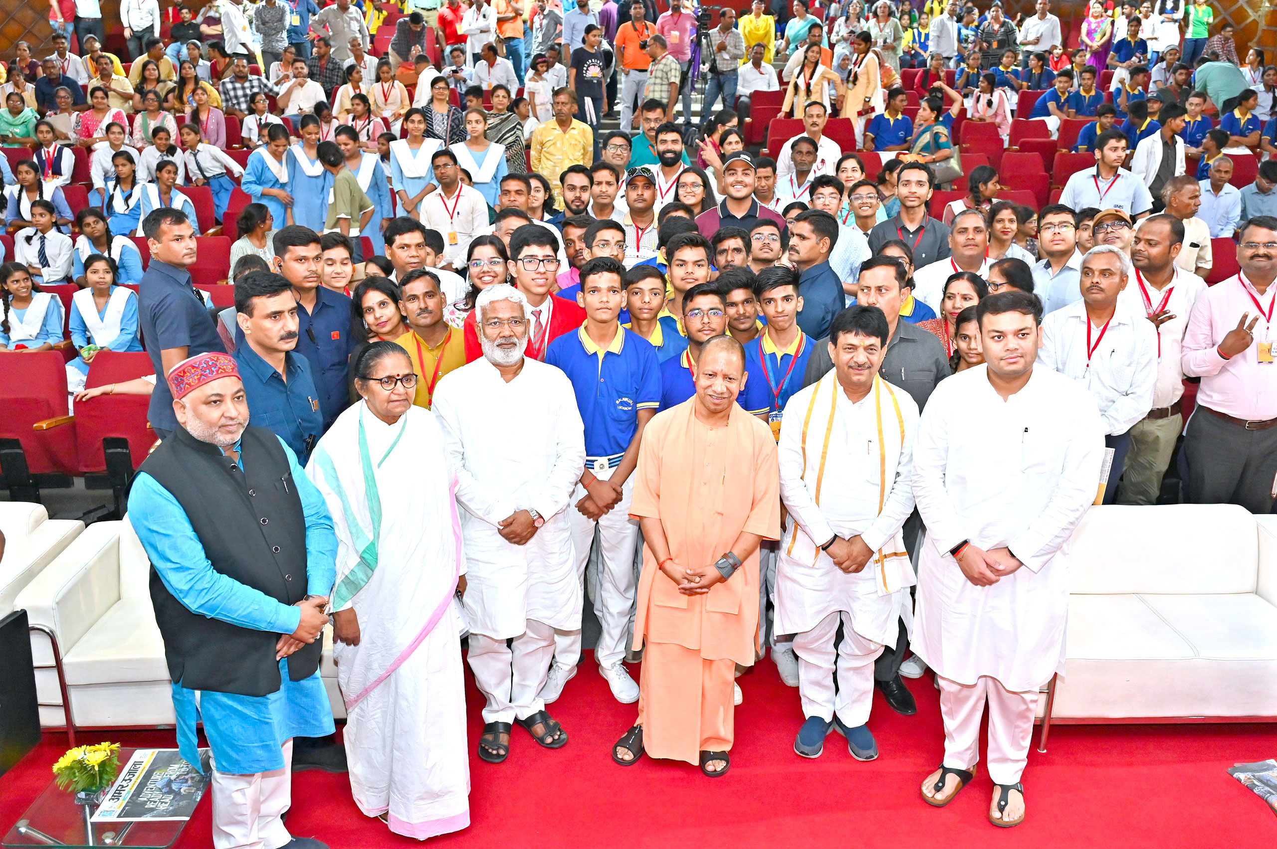 मुख्यमंत्री योगी आदित्यनाथ ने छात्र-छात्राओं को डीबीटी के माध्यम से बारह-बारह सौ रूपये की धनराशि जारी किया