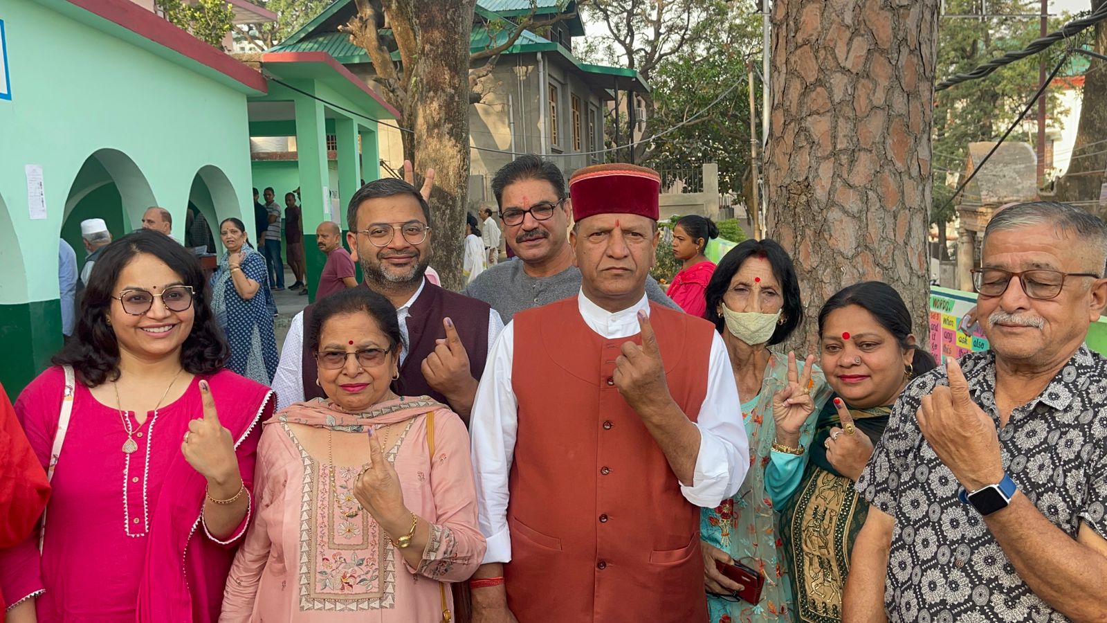 भाजपा के तमाम दिग्गज नेताओं ने अपने अपने पोलिंग बूथ में मतदान किया