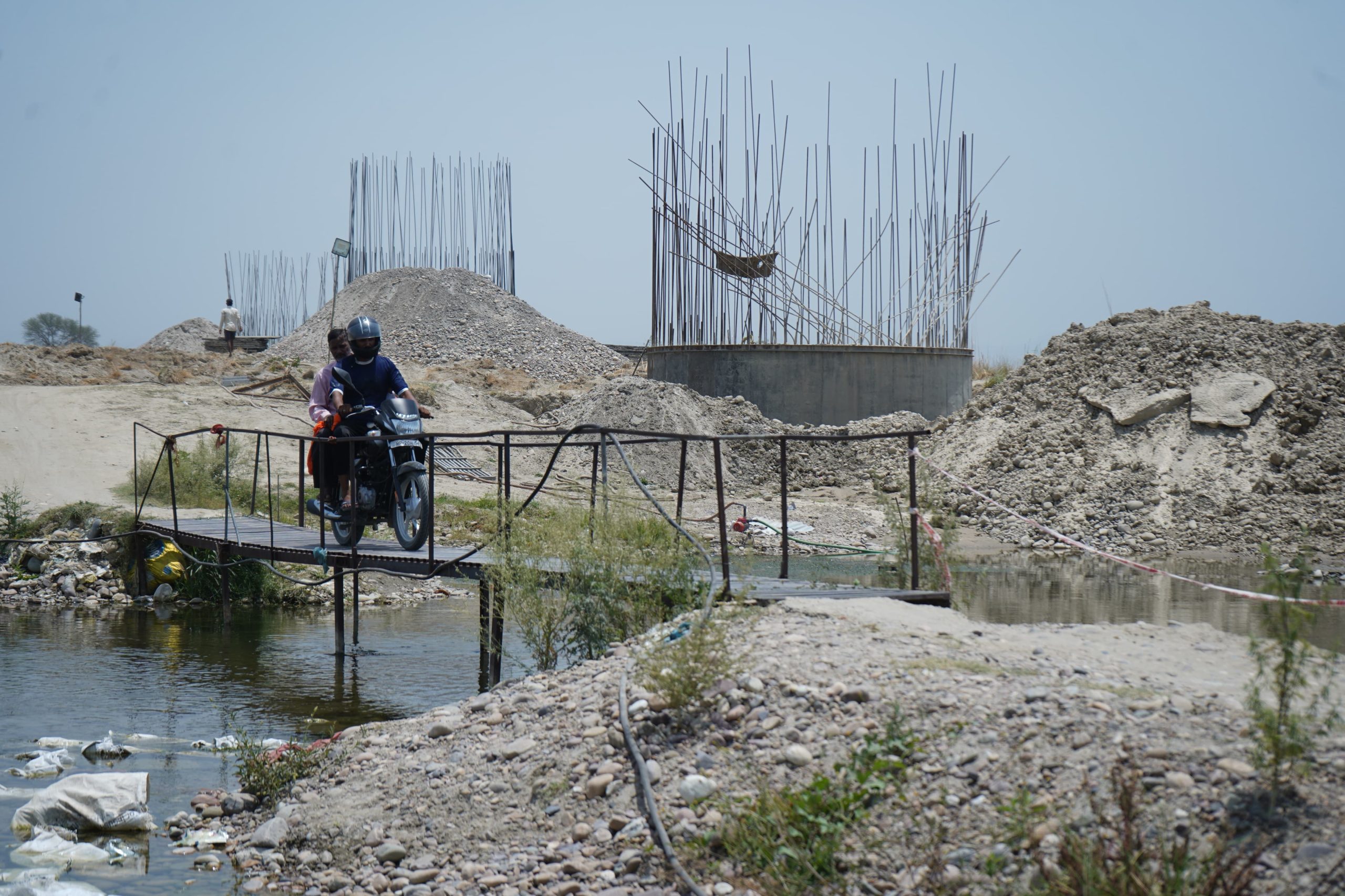 उपमुख्यमंत्री मुकेश अग्निहोत्री ने निर्माणाधीन पंडोगा-त्यूड़ी पुल का निरीक्षण किया