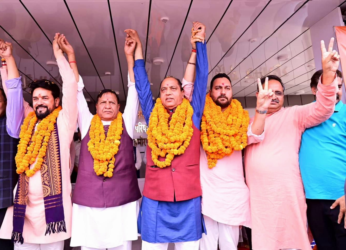 भाजपा के हमीरपुर उपचुनाव प्रत्याशी आशीष शर्मा ने चुनावी नामांकन दाखिल किया