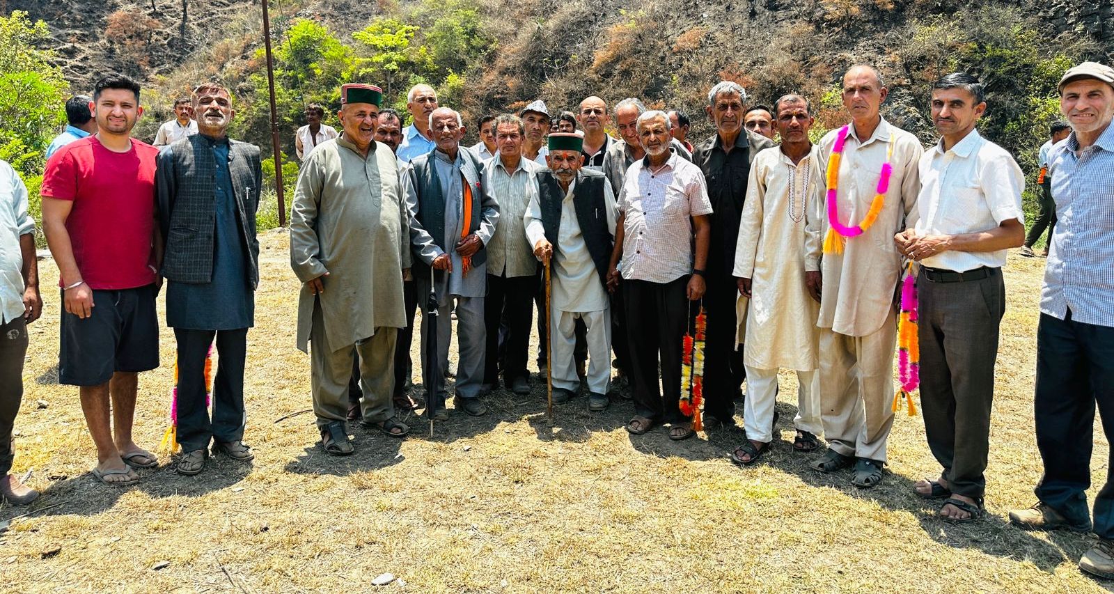 मगलेड खडड तक सड़क पहूंचने पर लोगों ने मनाया जश्न