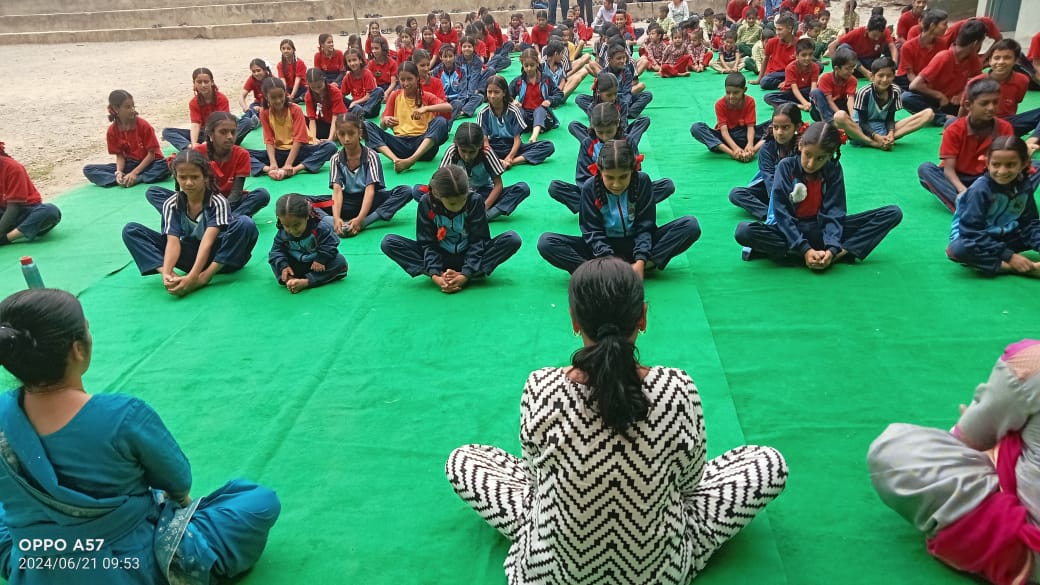 अन्तर्राष्ट्रीय योग दिवस के अवसर पर आयुर्वेद विभाग के सौजन्य से योग शिविर का आयोजन किया गया
