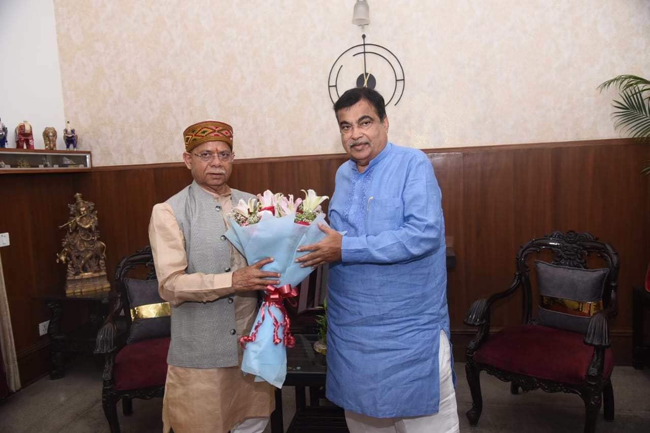 राज्यपाल शिव प्रताप शुक्ल ने नई दिल्ली में केन्द्रीय सड़क परिवहन एवं राजमार्ग मंत्री नितिन गडकरी से शिष्टाचार भेंट की