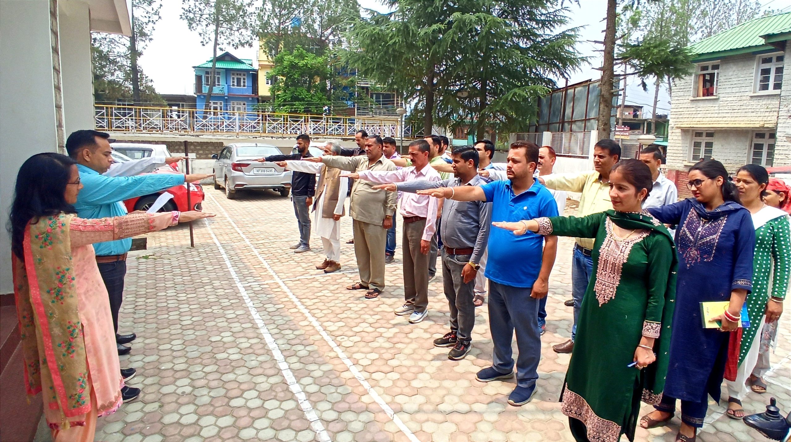 करसोग में नशा मुक्ति के संबंध में कर्मचारियों को दिलाई शपथ
