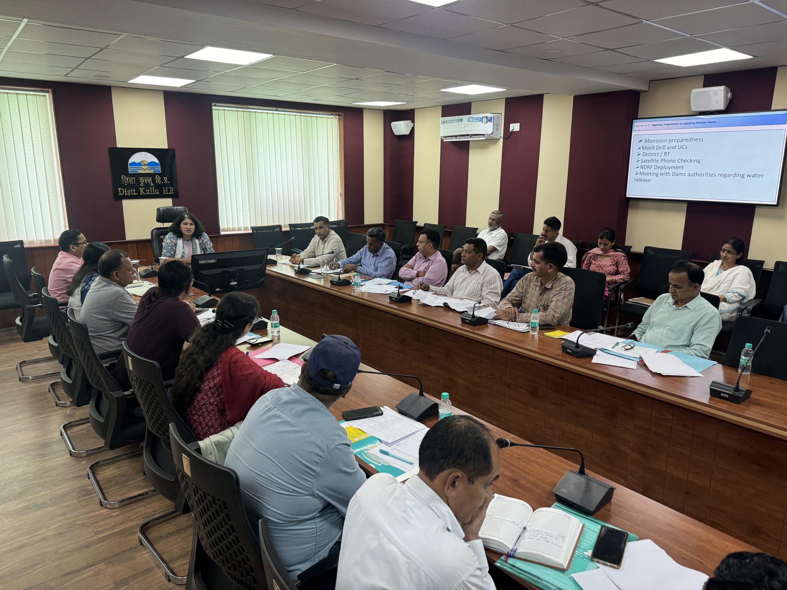 उपायुक्त कुल्लू तोरुल एस रवीश ने राजस्व अधिकारियों के साथ विभाग के कार्यों की प्रगति की समीक्षा बैठक की
