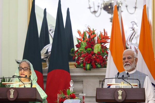 ভাৰত আৰু বাংলাদেশৰ মাজত উভয় ৰাষ্ট্ৰৰ সমৃদ্ধিৰ বাবে যোগাযোগ, বাণিজ্য আৰু সহযোগিতা বৃদ্ধিৰ অৰ্থে ভৱিষ্যৎ দৃষ্টিভংগী পত্ৰৰ আদান-প্ৰদান