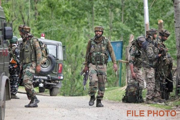 जम्मू-कश्मीर: पुलवामा जिले के नेहामा इलाके में आतंकियों और सुरक्षाबलों के बीच मुठभेड़