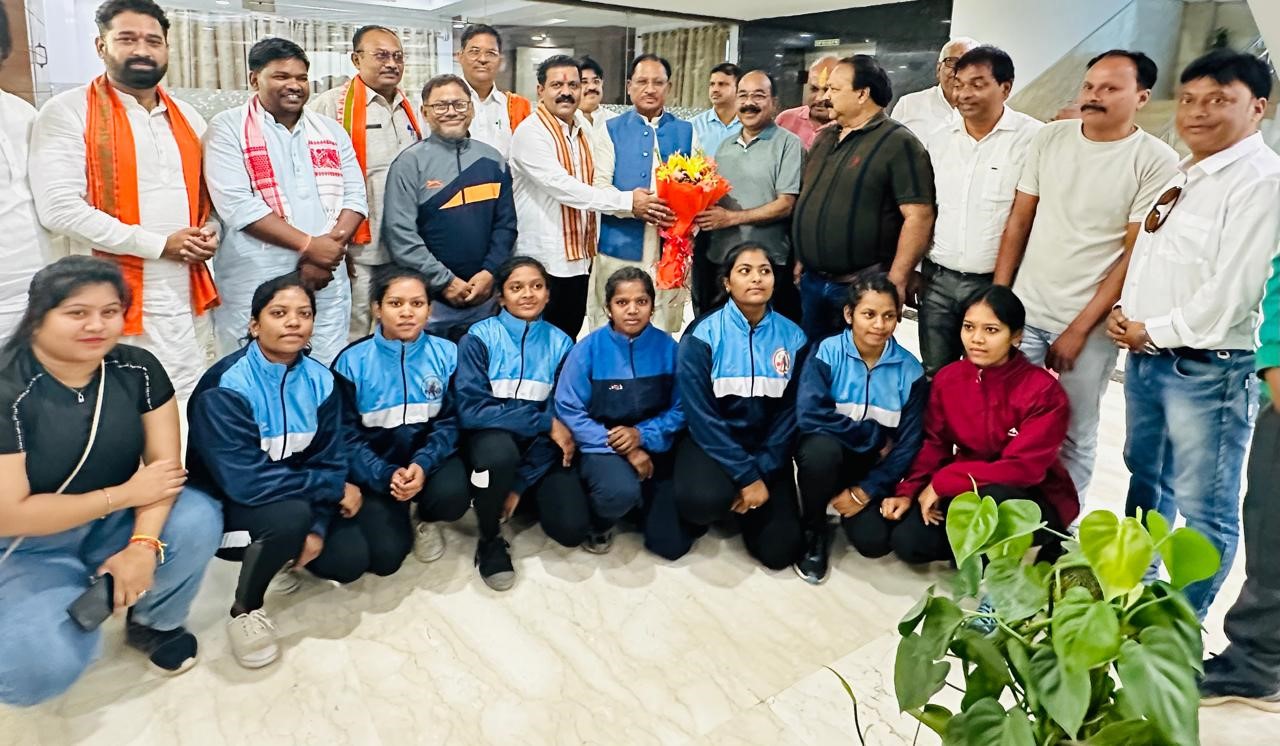 मुख्यमंत्री विष्णुदेव साय ने दिल्ली में राज्य के नेशनल जूनियर और सब जूनियर प्रतियोगियों से भेंट की