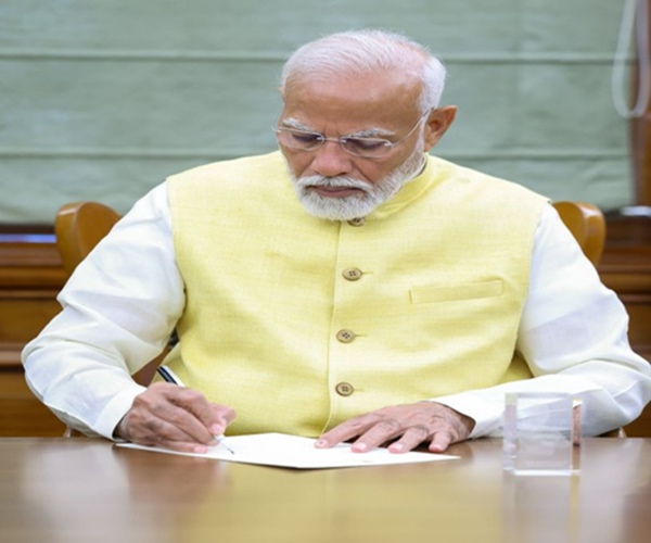 भाजपा के वरिष्ठ नेता नरेंद्र मोदी ने आज प्रधानमंत्री का पदभार संभाल लिया है