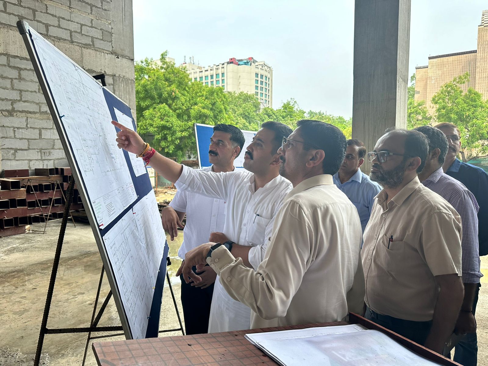 लोक निर्माण मंत्री ने द्वारका में निर्माणाधीन हिमाचल निकेतन का किया निरीक्षण