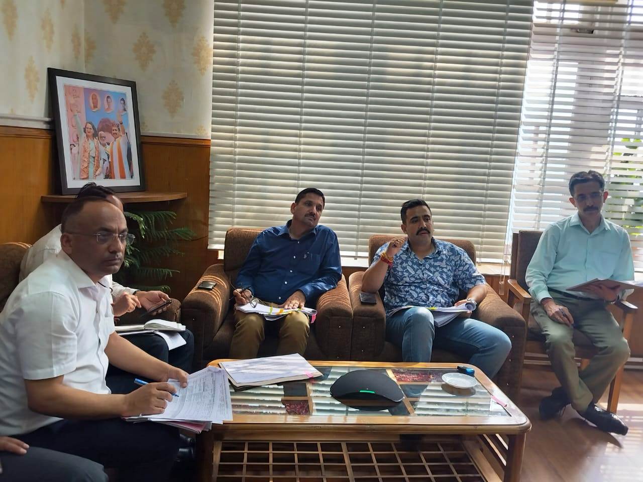 लोक निर्माण मंत्री विक्रमादित्य सिंह ने प्रदेशभर में निर्माणाधीन अस्पतालों व स्वास्थ्य केन्द्रों के निर्माण कार्यों की प्रगति की समीक्षा की