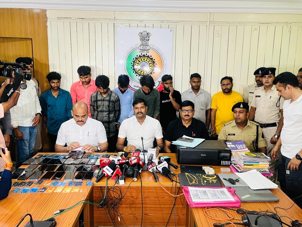 रायपुर पुलिस ने बेरोजगारों को नौकरी दिलाने के नाम पर लाखों रूपए की धोखाधड़ी करने वाले गिरोह को किया गिरफ्तार
