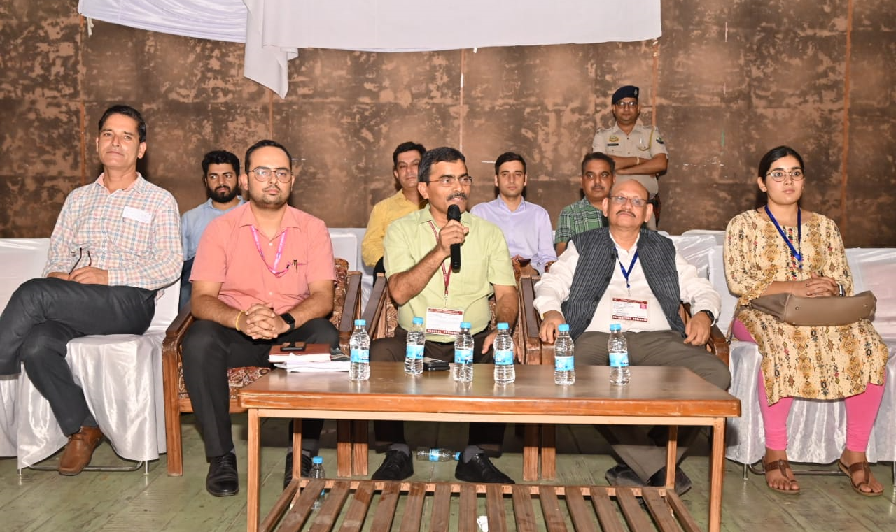 हमीरपुर उपचुनाव के लिए भारत निर्वाचन आयोग द्वारा संबंधित अधिकारियों के साथ आयोजित की गई बैठक