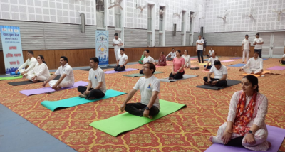 अंतर्राष्ट्रीय योग दिवस: आयुष विभाग ने बचत भवन में जिला स्तरीय समारोह एवं योगाभ्यास सत्र आयोजित किया