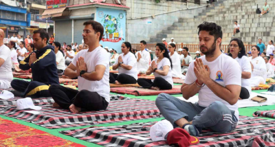 जिला प्रशासन मण्डी द्वारा आयुष विभाग के सहयोग से सेरी मंच पर 10वें अंतर्राष्ट्रीय योग दिवस का आयोजन किया गया