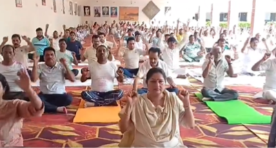 गिरिडीह के सरस्वती शिशु मंदिर स्कूल में आयोजित योग दिवस समारोह में केंद्रीय महिला एवं बाल विकास मंत्री अन्नपूर्णा देवी शामिल हुई