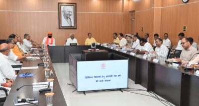 मुख्यमंत्री नीतीश कुमार ने प्रत्येक गांव तक स्वास्थ्य सुविधाओं को बेहतर करने और नियमित विद्युत आपूर्ति के निर्देश दिये
