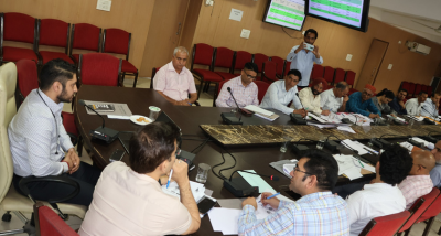 उपायुक्त अपूर्व देवगन ने डीआरडीए सभागार में जिला के समस्त खंडों में चल रहे विकास कार्यों की प्रगति की समीक्षा को लेकर बैठक की