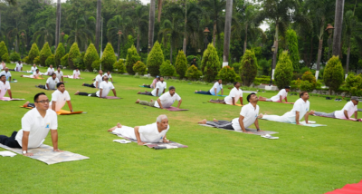 राज्यपाल राजेन्द्र विश्वनाथ आर्लेकर के नेतृत्व में राजभवन परिसर में कर्मियों और अधिकारियों ने सामूहिक रूप से योगाभ्यास कर विश्व योग दिवस को यादगार बनाया