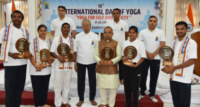 राज्यपाल विश्वभूषण हरिचंदन आज राजभवन मे अंतर्राष्ट्रीय योग दिवस के अवसर पर आयोजित योग शिविर मे शामिल हुए