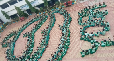 दुमका के इनडोर स्टेडियम में भी आज उपायुक्त ए. दोड्डे के नेतृत्व में 10वां अंतरराष्ट्रीय योग दिवस मनाया गया