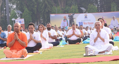 UP: राज्य़पाल आनंदीबेन पटेल और मुख्यमंत्री योगी आदित्यनाथ ने आज राजभवन में आयोजित सामूहिक योगाभ्यास में भाग लिया