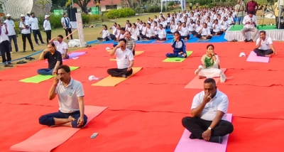 अंतरराष्ट्रीय योग दिवस के अवसर पर झारखंड सरकार की ओर से रांची के बिरसा मुंडा फन पार्क में राजकीय कार्यक्रम का आयोजन किया गया