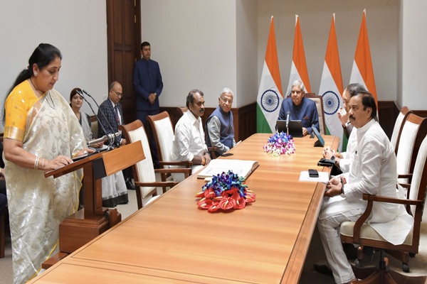 उपराष्ट्रपति और राज्यसभा के सभापति जगदीप धनखड़ ने राज्यसभा की नवनिर्वाचित सदस्य सुनेत्रा अजीत पवार को शपथ दिलाई
