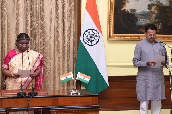 राष्ट्रपति द्रौपदी मुर्मू ने भर्तृहरि महताब को 18वीं लोकसभा के प्रोटेम स्पीकर के रूप में शपथ दिलाई