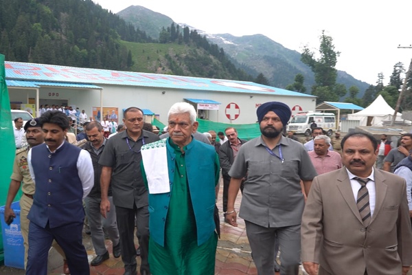 जम्मू-कश्मीर: उपराज्यपाल मनोज सिन्हा ने चंदनवाडी बेस कैंप का दौरा कर श्री अमरनाथ यात्रा की व्यवस्थाओं का निरीक्षण किया