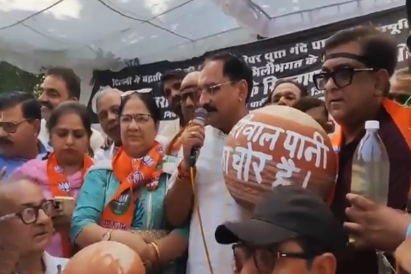 दिल्ली में जल संकट को लेकर भाजपा ने आम आदमी पार्टी के नेतृत्व वाली दिल्ली सरकार के खिलाफ विरोध प्रदर्शन किया