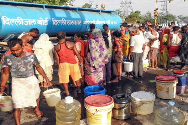 दिल्ली: भारी गर्मी में पानी की कमी से लोगों की मुश्किलें बढ़ी