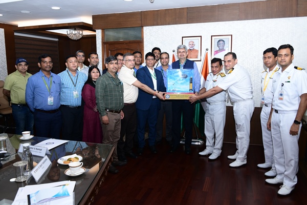 डीआरडीओ ने मध्‍यम दूरी का माइक्रोवेव ऑब्‍सक्‍यूरेंट शाफ रॉकेट भारतीय नौसेना को सौंपा