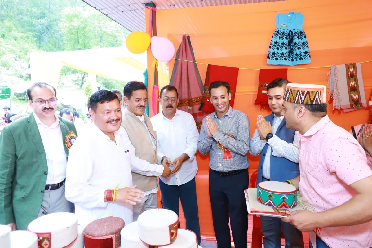 ग्रेट हिमालयन नेशनल पार्क साईं रोपा कुल्लू में आयोजित वर्ल्ड हेरिटेज उत्सव में पारंपरिक परिधानों की झलक दिखी