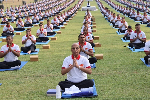 अंतरराष्ट्रीय योग दिवस: उत्तर प्रदेश में बड़े पैमाने पर आयोजित किये गये कार्यक्रम, रक्षा मंत्री राजनाथ सिंह ने मथुरा में सेना के जवानों के साथ योग कार्यक्रम में लिया हिस्सा