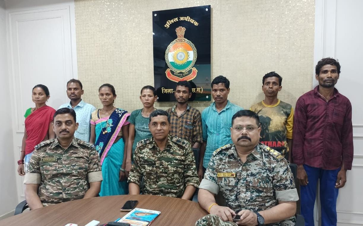 सुकमा जिले में आज चार इनामी सहित आठ माओवादियों ने पुलिस के समक्ष आत्मसमर्पण किया