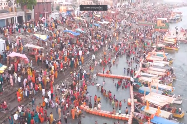 आज मनाया जा रहा है गंगा दशहरा, उत्तर प्रदेश में प्रयागराज, वाराणसी, हरिद्वार, गढ़मुक्तेश्वर सहित विभिन्न गंगा घाटों पर श्रद्धालुओं की भारी भीड़