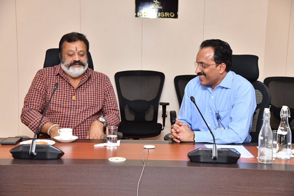केंद्रीय पेट्रोलियम और प्राकृतिक गैस तथा पर्यटन राज्य मंत्री सुरेश गोपी ने इसरो के अध्यक्ष एस. सोमनाथ से मुलाकात की