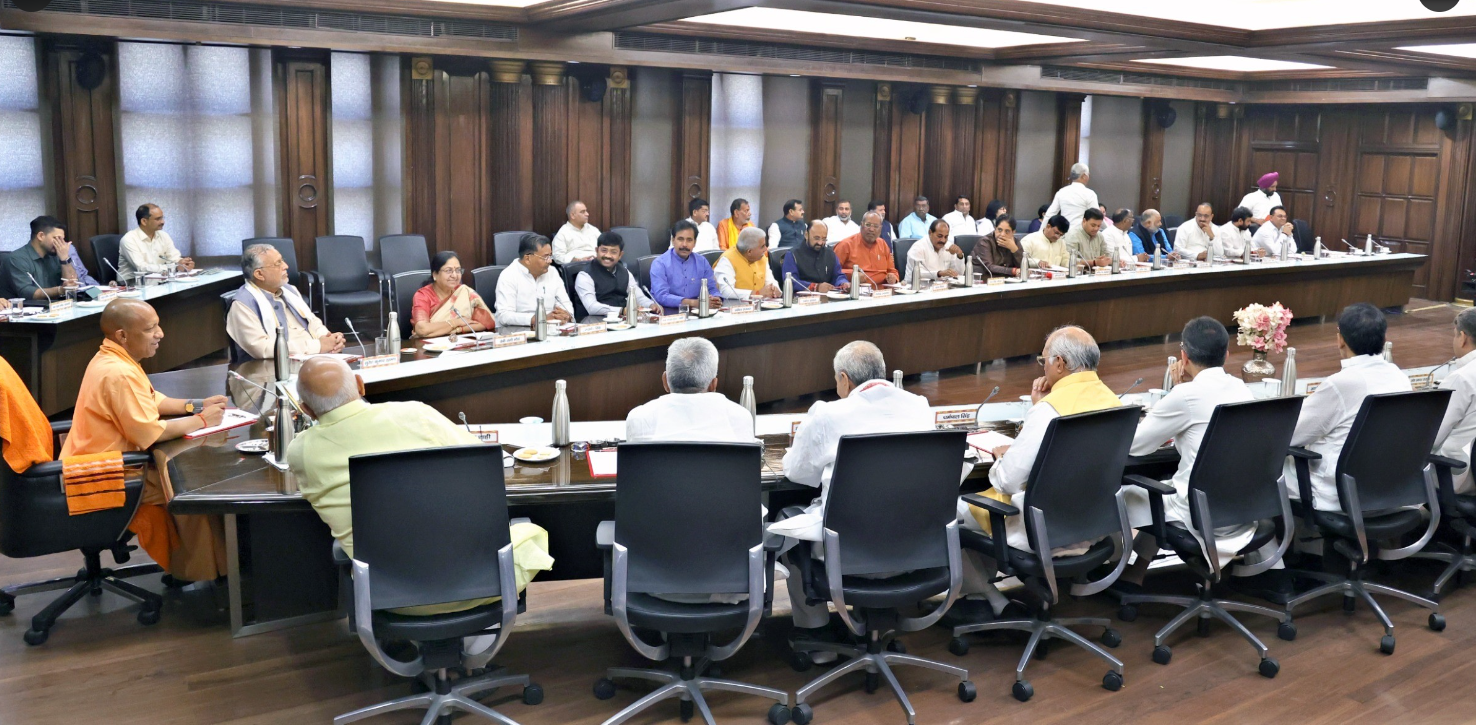 मुख्यमंत्री योगी आदित्यनाथ ने लखनऊ में मंत्रिमंडल के सहयोगियों के साथ बैठक की