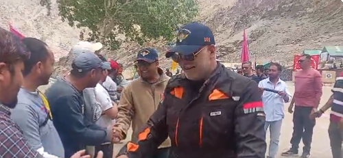 लद्दाख: कारगिल आर्मी ब्रिगेड ने कारगिल युद्ध में अहम भूमिका निभाने वाली 101 रेगुलर फोर्स, बाइकर्स के समूह का गर्मजोशी से स्वागत किया