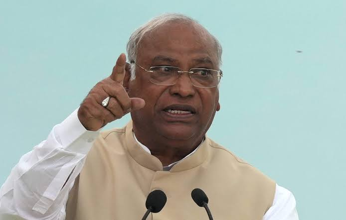 कांग्रेस अध्यक्ष मल्लिकार्जुन खरगे ने संसद भवन परिसर में प्रमुख नेताओं की प्रतिमाओं के स्‍थान बदलने पर सवाल उठाए  