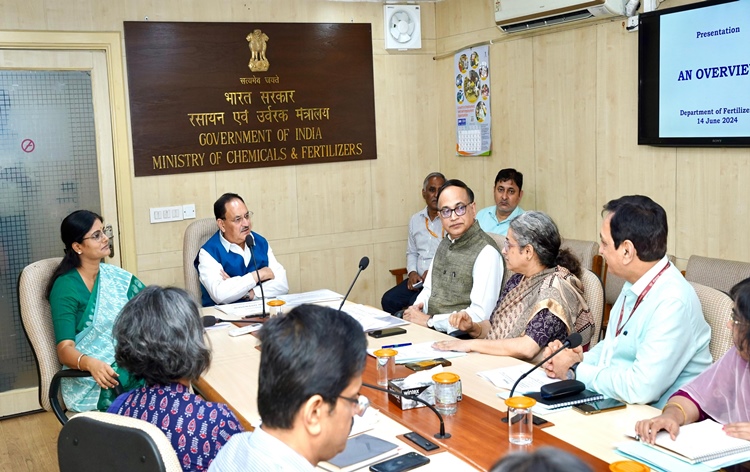 रसायन और उर्वरक मंत्री जगत प्रकाश नड्डा ने राज्य मंत्री अनुप्रिया पटेल के साथ आज नई दिल्ली में औषध विभाग की समीक्षा बैठक की