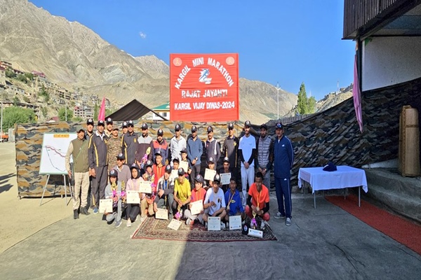 कारगिल विजय दिवस की 25वीं वर्षगांठ के अवसर पर भारतीय सेना ने विद्यार्थियों के लिए एक मिनी मैराथन दौड़ का आयोजन किया 