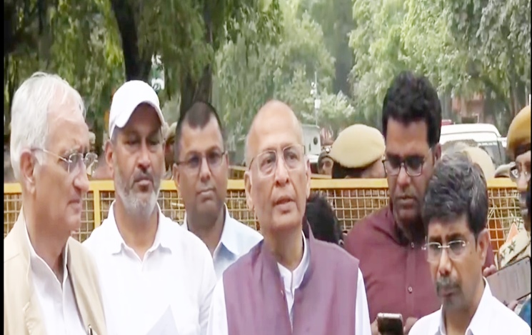 कांग्रेस के वरिष्‍ठ नेता अभिषेक मनु सिंघवी और सलमान खुर्शीद सहित पार्टी के एक प्रतिनिधिमंडल ने नई दिल्‍ली में निर्वाचन आयोग से भेंट की