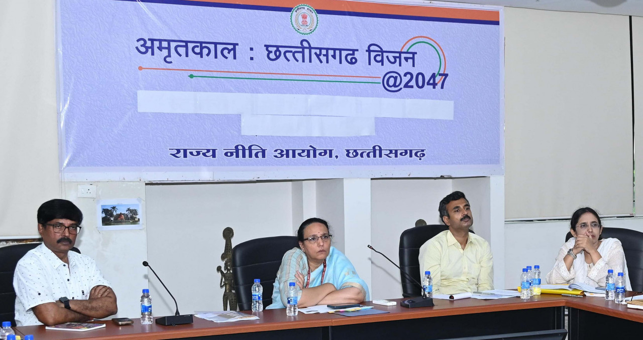 छत्तीसगढ़ के आकांक्षी जिले में हो रहे कार्यों की नीति आयोग की राज्य नोडल अधिकारी निधि छिब्बर ने समीक्षा की